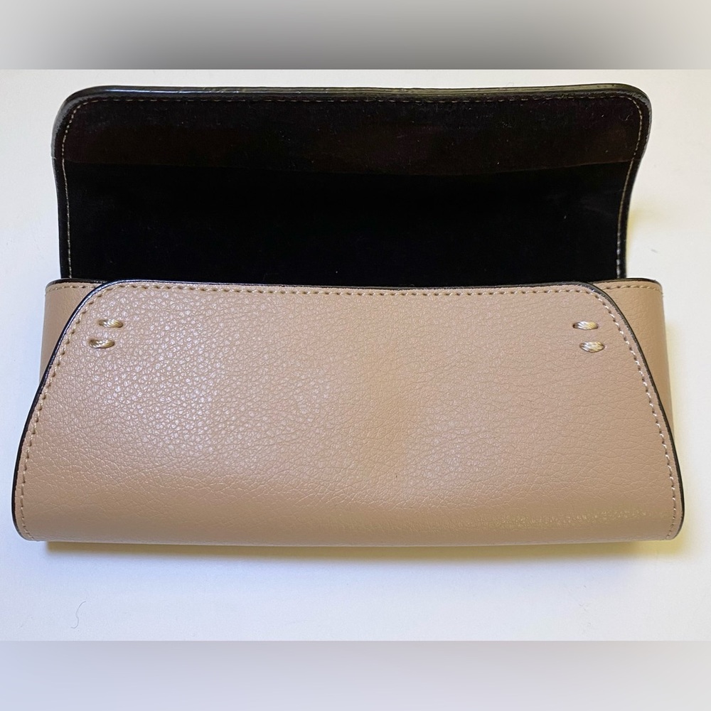 Tod's genuine leather sunglasses case in a tan color - Picture 2 of 4